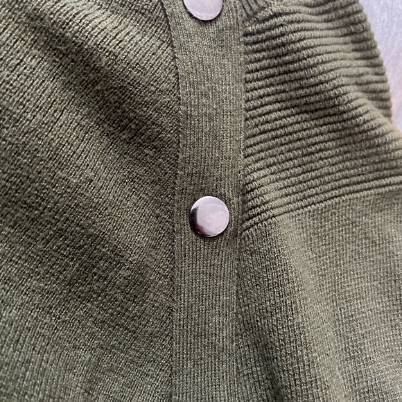 ANN TAYLOR unique Button Detail Olive Green Sweater In LP/PETITE - Picture 5 of 6
